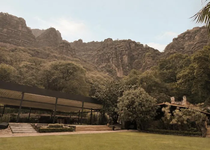 Bajo La Montaña