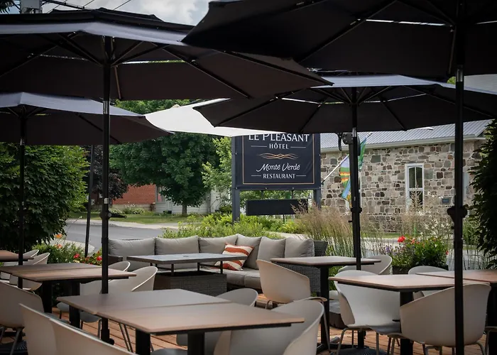 Le Pleasant Hotel & Cafe