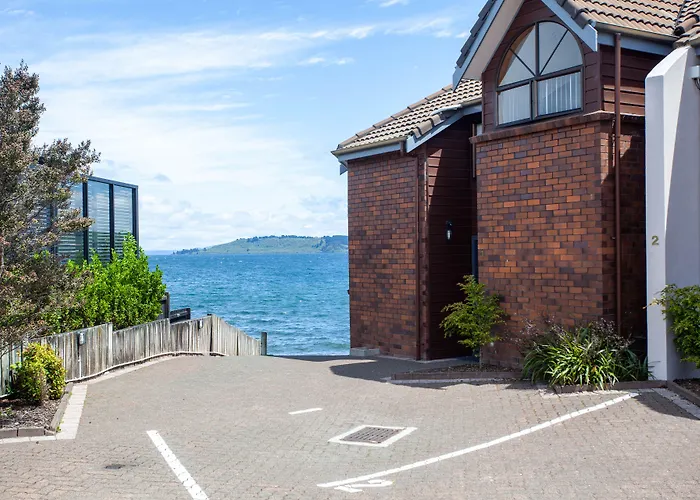 Cascades Lakefront Motel