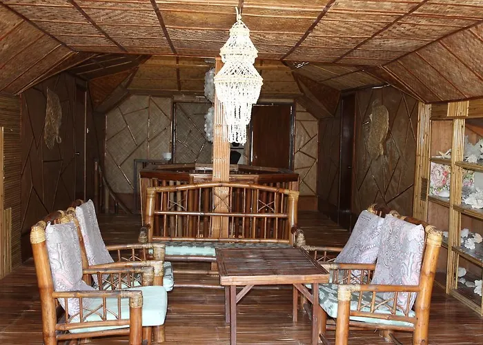 Bamboo House Beach Lodge & Restaurant Puerto Galera