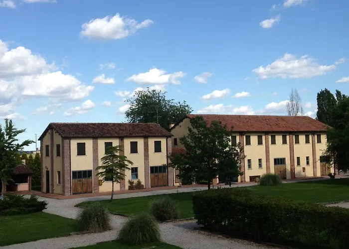 Agriturismo con piscina immerso nella natura La Bisa