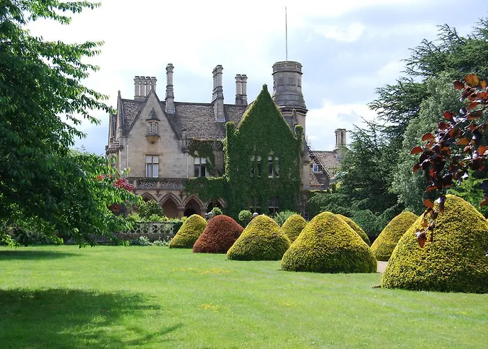 Manor By The Lake