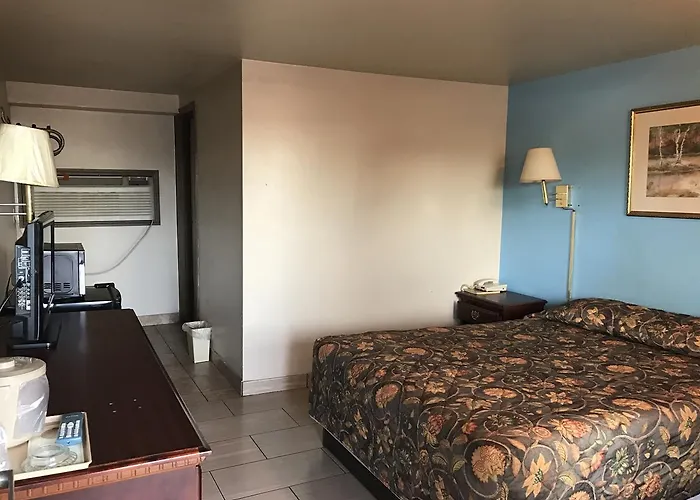 Hwy Express Inn & Suites