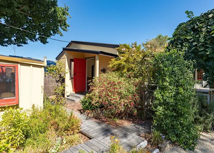 Shy Cottage And Studio