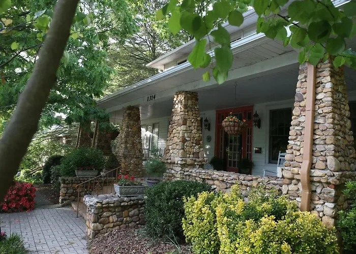 Aunt Adeline'S Bed And Breakfast Hendersonville