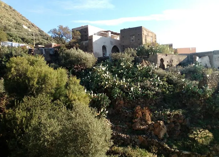 Bed and Breakfast casa 3 archi Alicudi